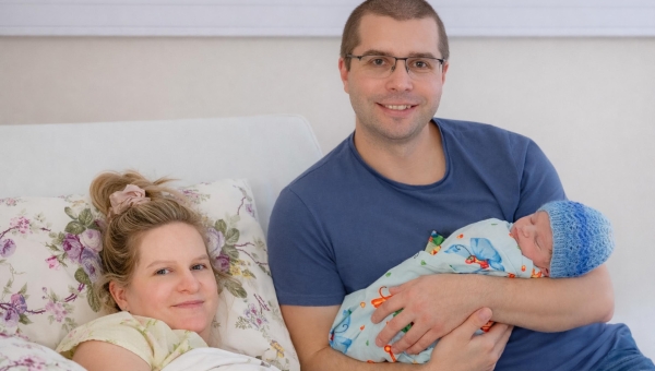 29. detsembri pärastlõunal ei olnud veel selge, kas hommikul sündinud Lukas Leotoots jääb Lõuna-Eesti haiglas selle aasta viimaseks lapseks. Fotol koos ema Rahel Variko ja isa Raido Leotootsiga. Foto: AIGAR NAGEL